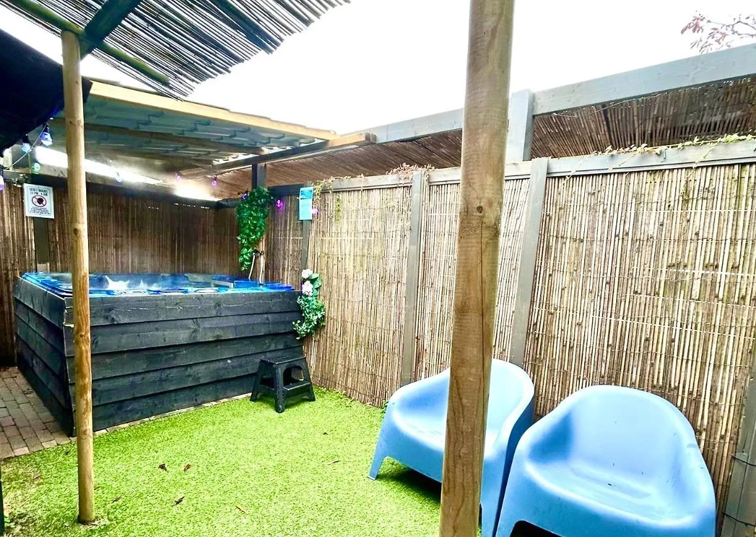 Jungle Style Lodge With Jacuzzi ,Sauna And Garden Near Amsterdam Vijfhuizen 0*,